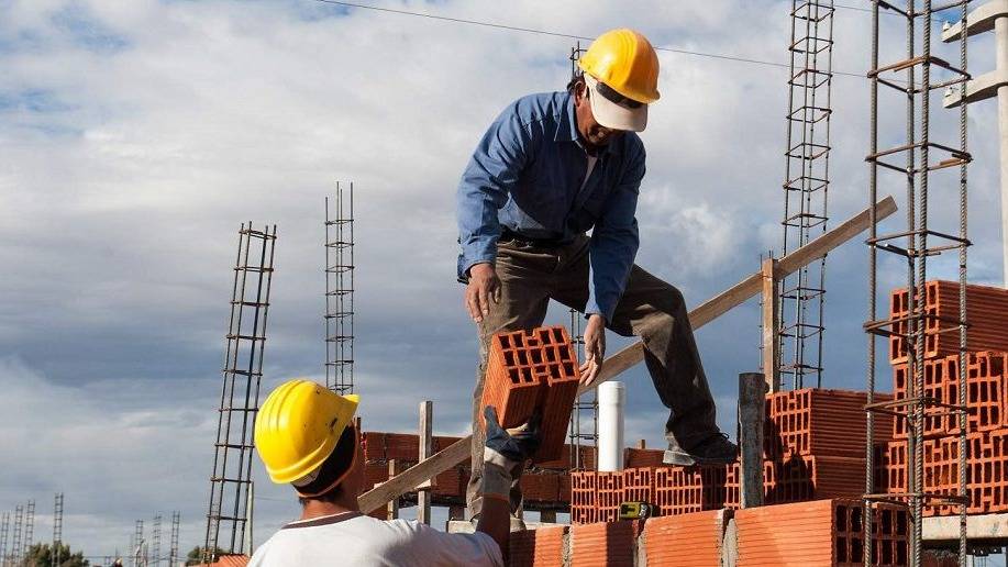 Tras el rebote de marzo, la industria y la construcción volvieron a caer en abril