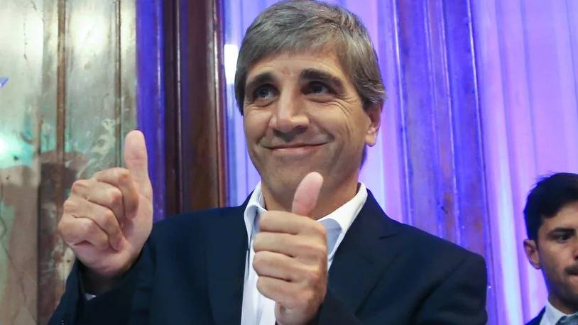 Standard & Poor‘s mejoró la calificación crediticia de Argentina: cuál fue la reacción de Caputo