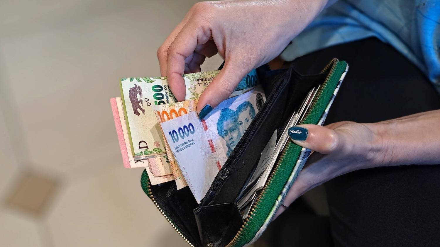 Trabajar y no llegar a fin de mes: crece la crisis salarial en Argentina