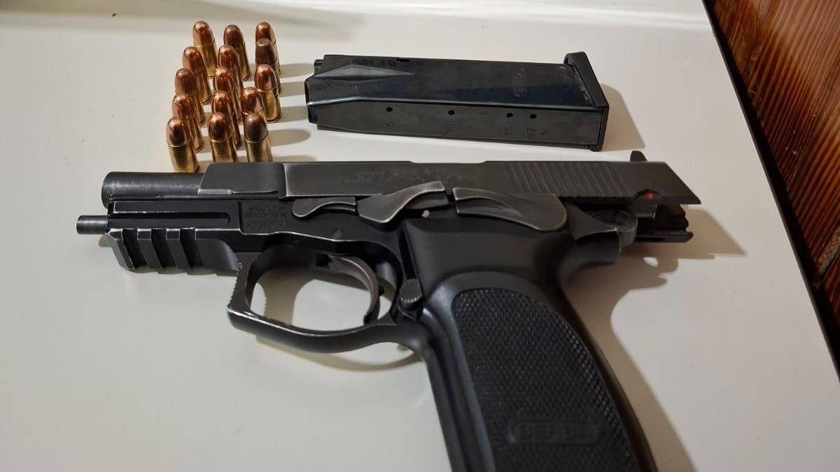Lo sorprendieron con un arma en medio de una pelea