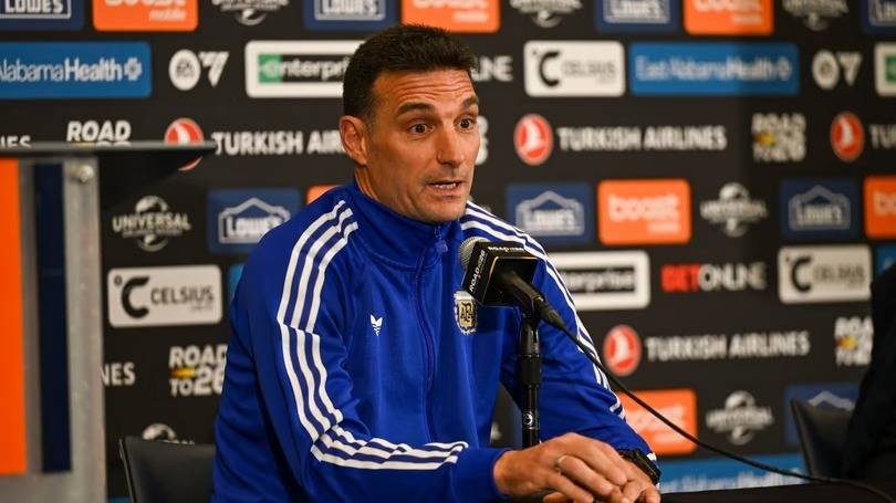 Línea de 3 o de 4: la incógnita que mantiene Scaloni para el debut de la Selección Argentina