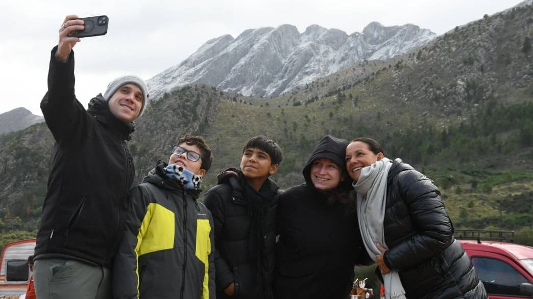 La cara más linda del invierno: las sierras amanecieron nevadas