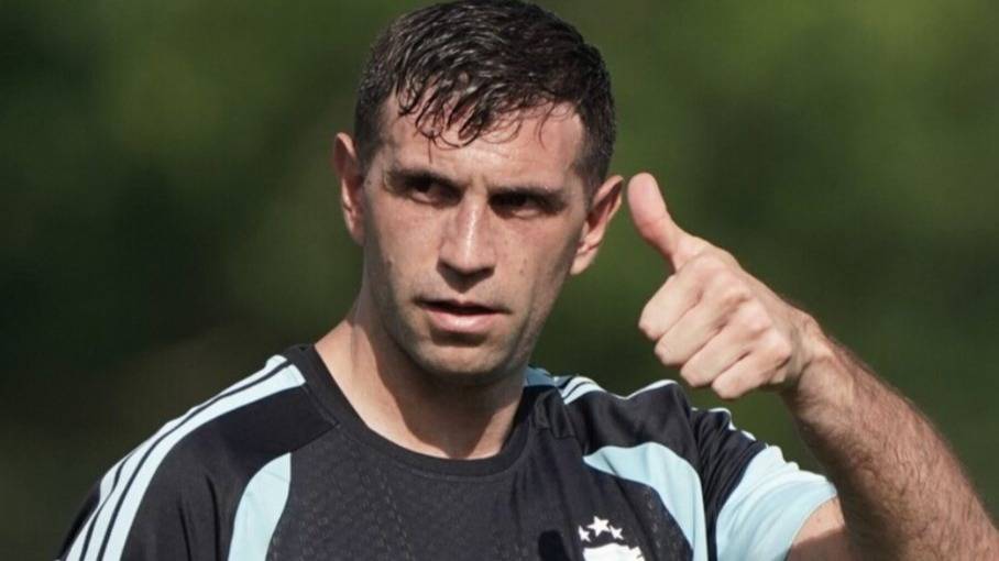 "Dibu" Martínez, pura confianza: "Estoy bien, tengo al mejor fisio"
