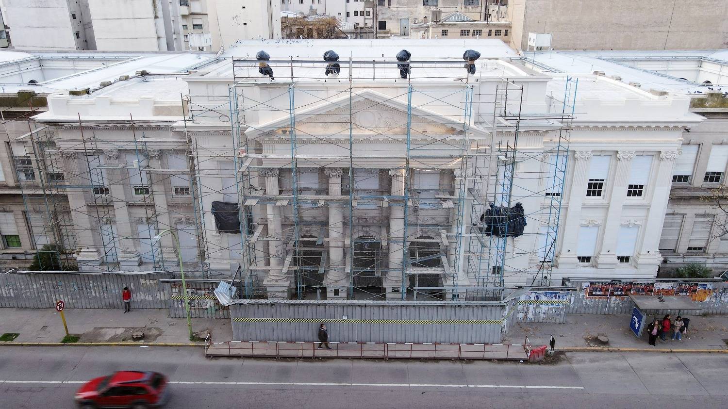 Detrás del cerco, renace un inmueble histórico de la ciudad