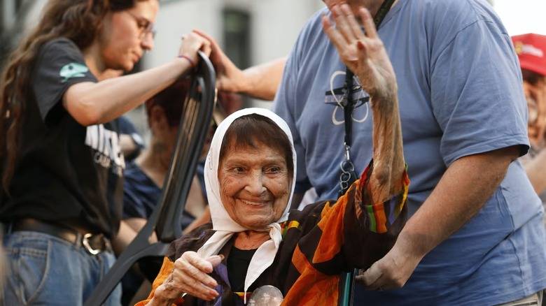 Murió Taty Almeida, madre de Plaza de Mayo y referente de la lucha por los derechos humanos