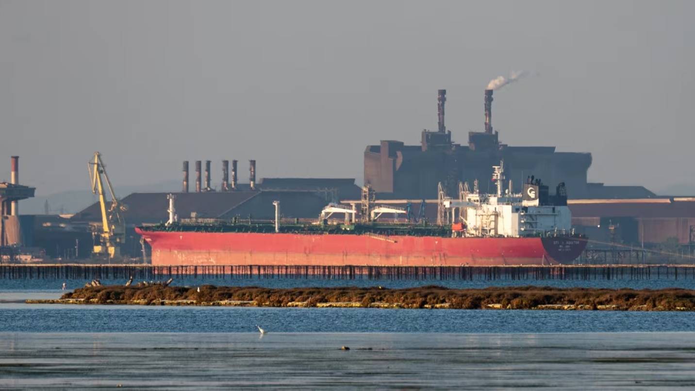 Cae el precio del petróleo tras el acuerdo entre EE.UU. e Irán y el anuncio de la reapertura de Ormuz