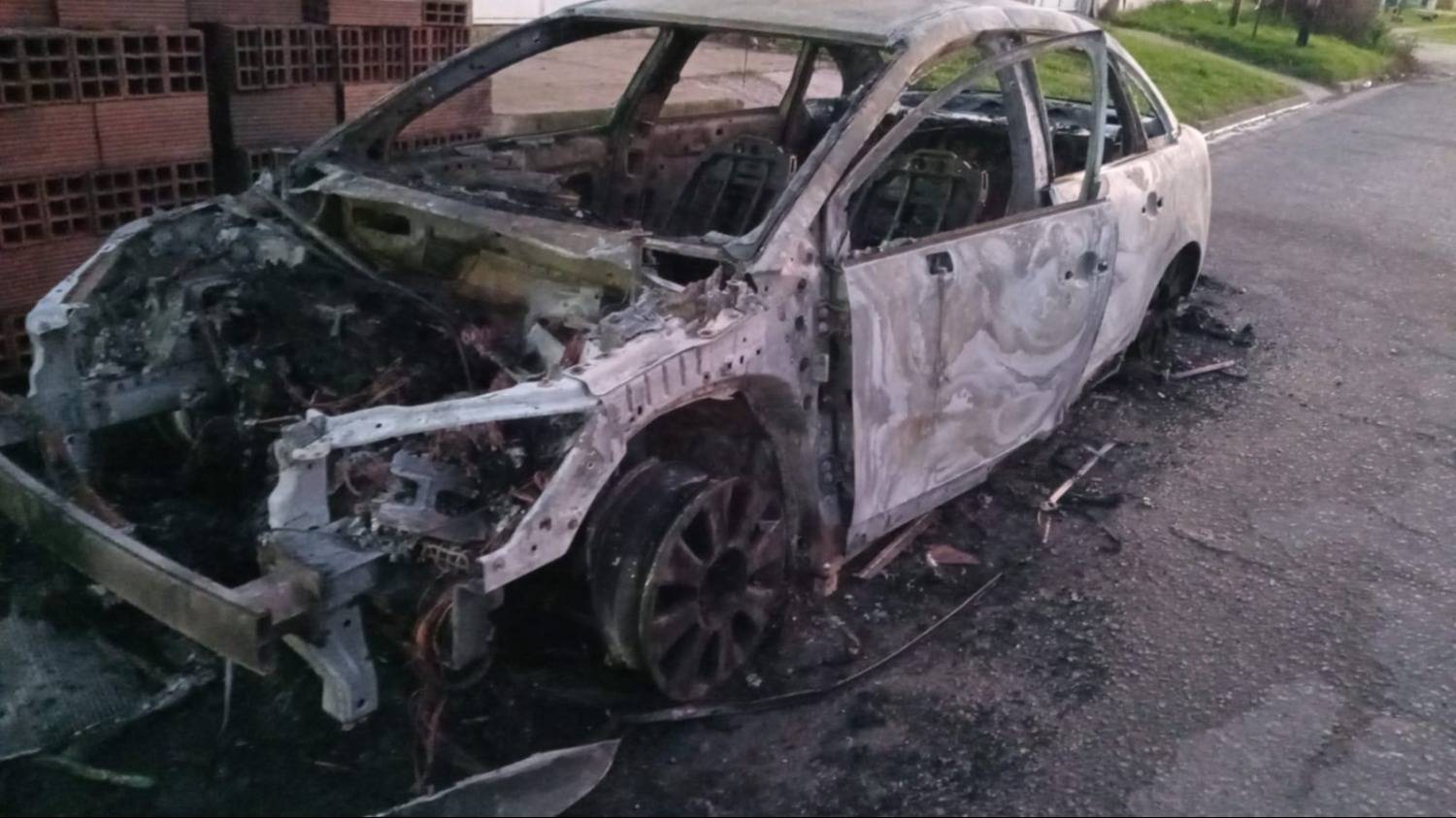Investigan el incendio de un automóvil en el barrio San Martín