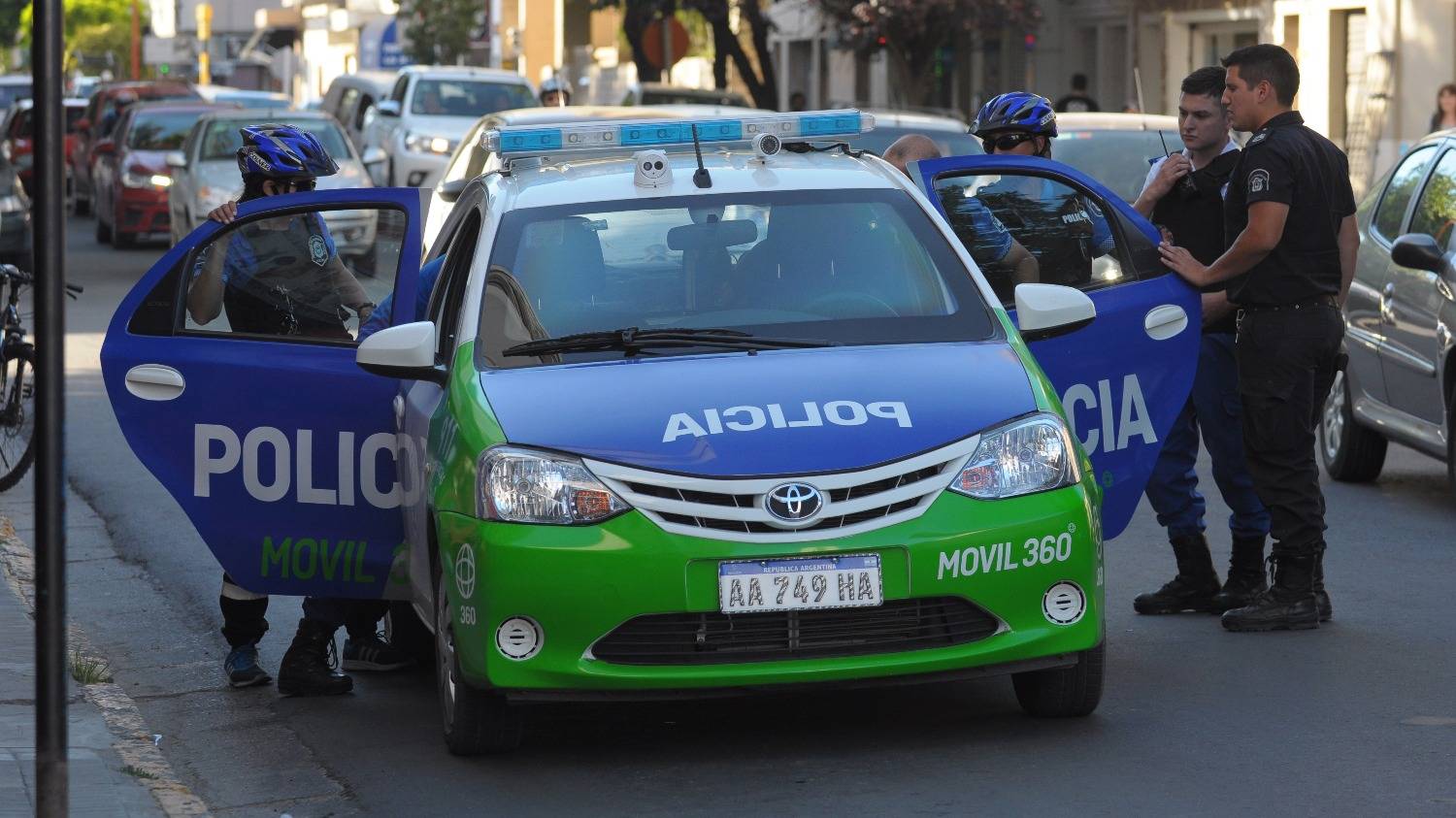 Pelea entre "trapitos" y "gitanitos" en la plaza Lavalle: robo y un herido