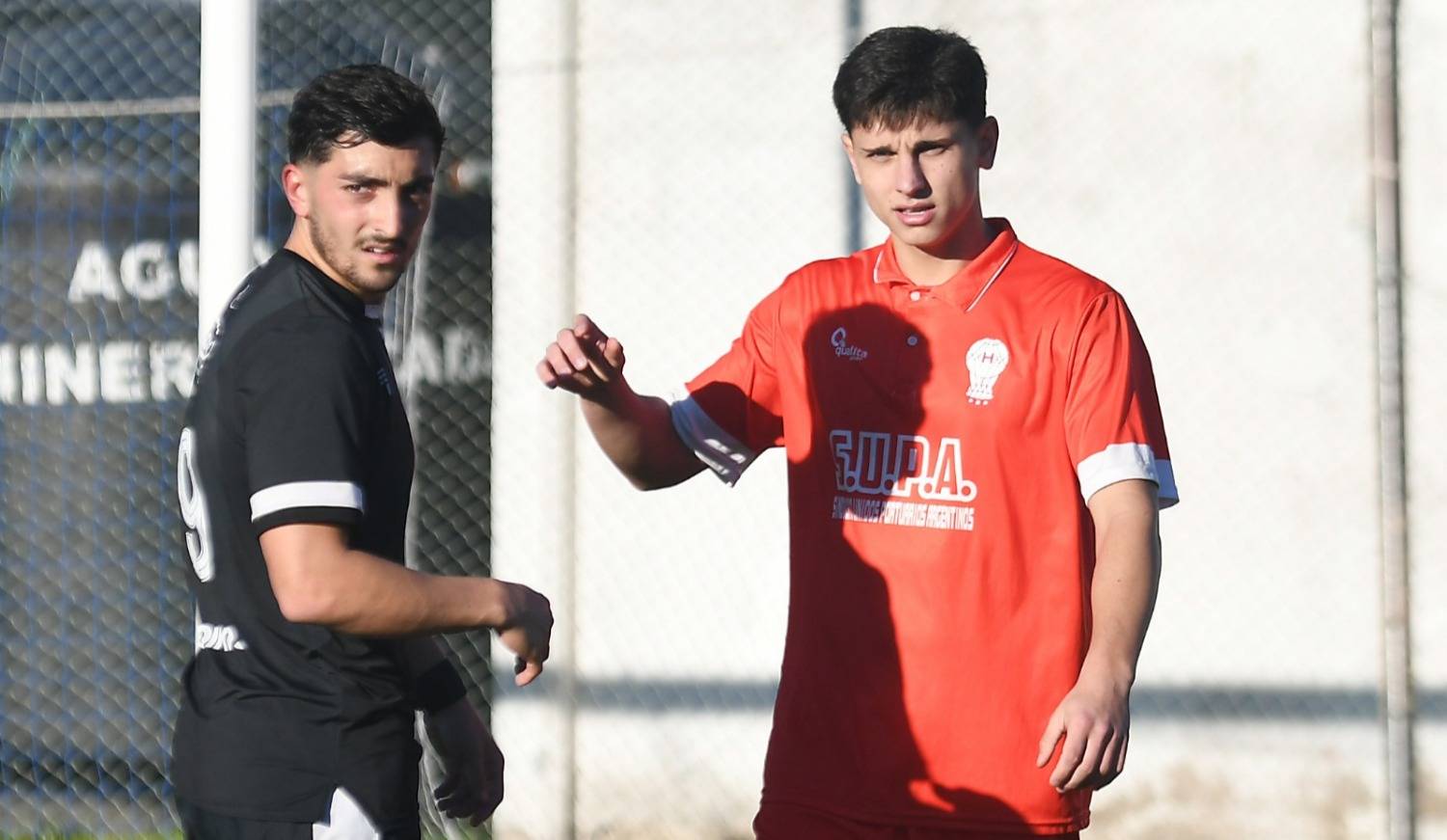 Juega en Huracán y no conoce a “Palito” Ortega, pero igual le cantan “Tu pelo, es un desastre universal...”