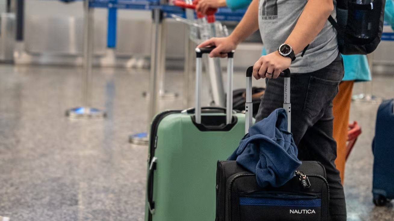 Ezeiza: un padre y sus hijos deberán pagar más de $12 millones por agredir a un agente aeroportuario