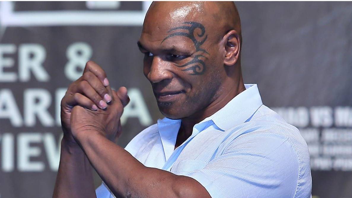 Mike Tyson se sumó a la fiebre por Messi con una camiseta argentina firmada por Maradona