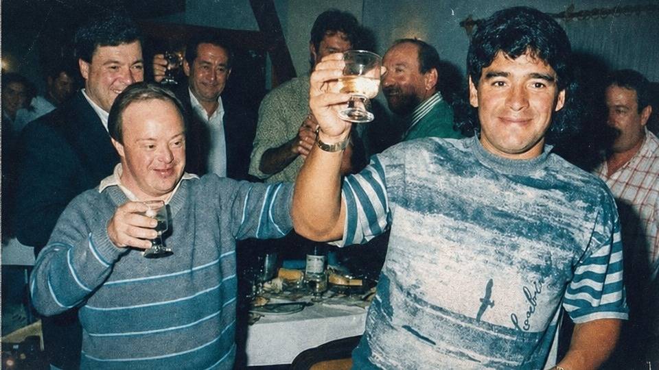 Vuelve a la pantalla “Yo jugué con Dios”, el documental que homenajea a Maradona