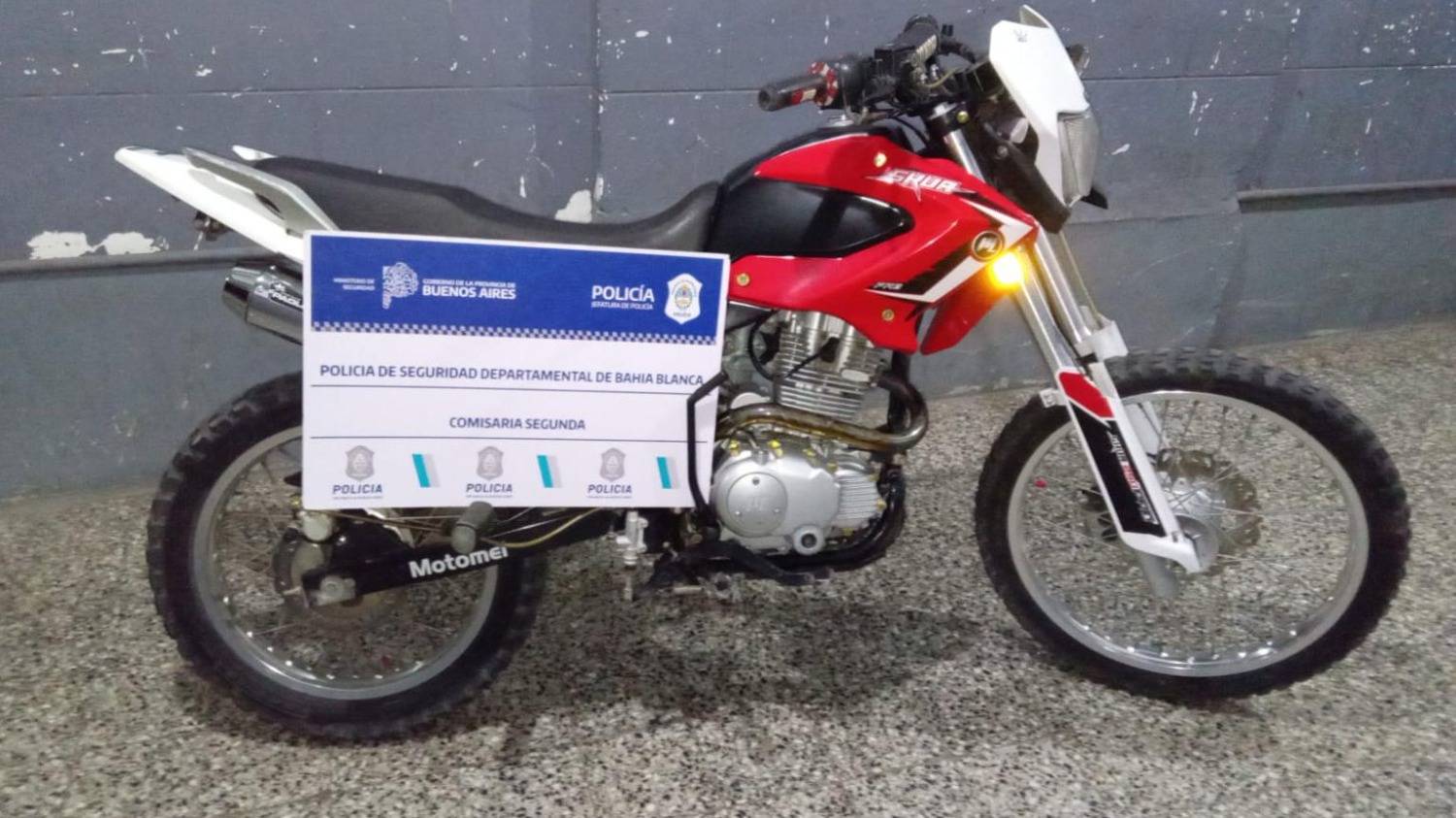 Escapó de un control, embistió a un policía y fue detenido
