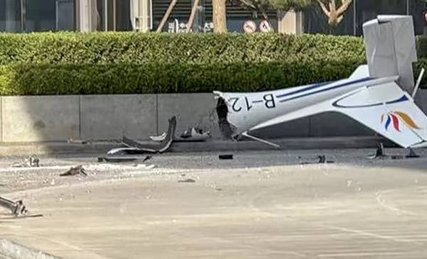 Pánico en China: una avioneta se estrelló contra la torre más alta de Beijing