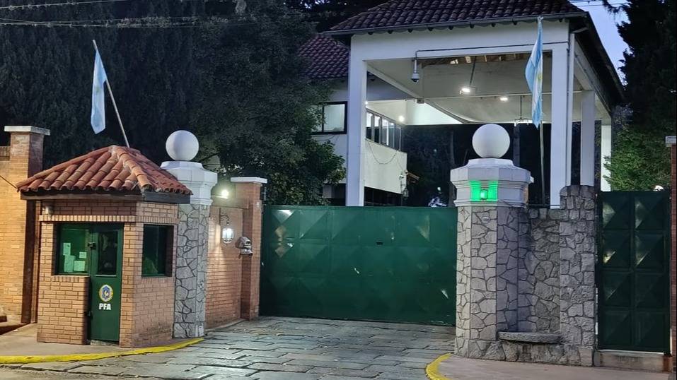 Reunión clave entre Milei y Adorni para definir el futuro del Gabinete