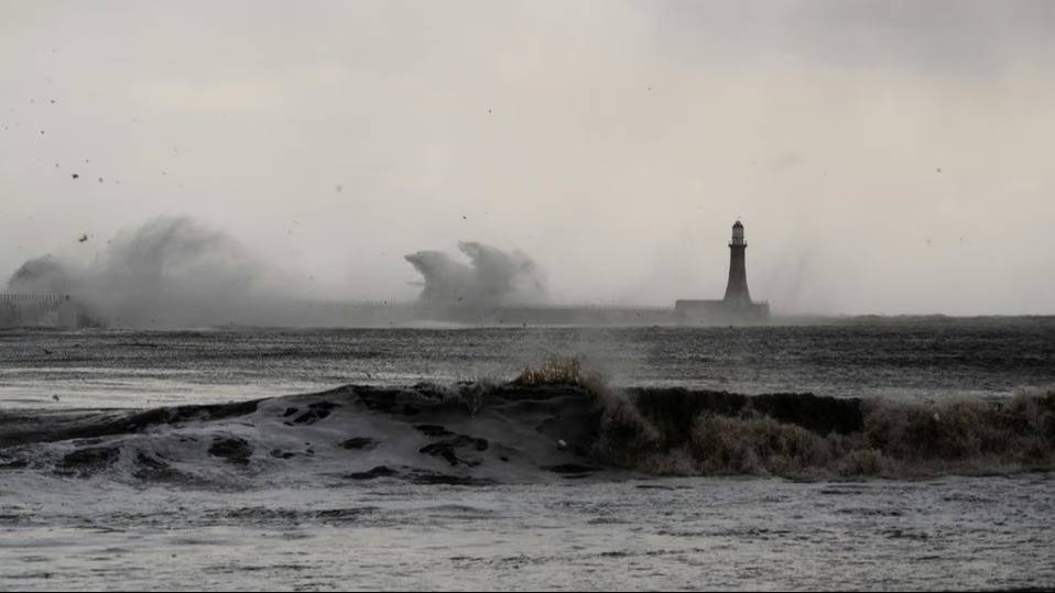 Alerta máxima en Japón por el avance destructivo de una tormenta y un ciclón