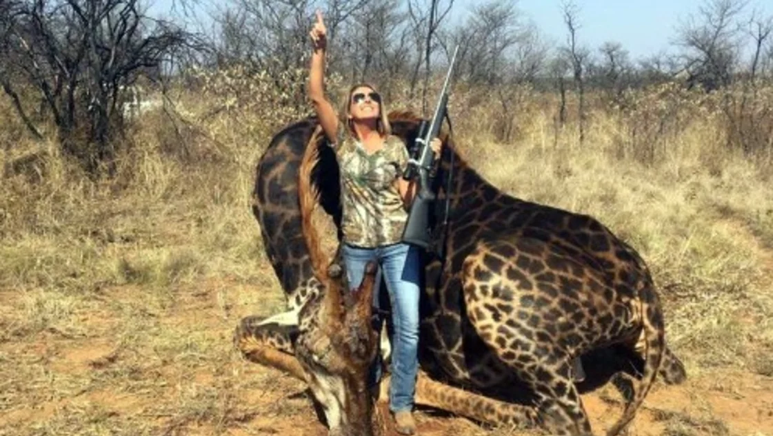 Posó con una jirafa muerta y causó indignación en las redes Posó con una jirafa muerta y causó indignación en las redes
