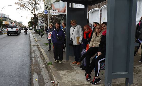 Reubicaron dos paradas de colectivos, ahora con nuevos refugios - La Nueva