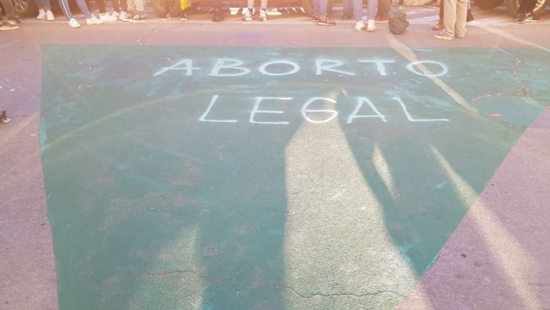 A días del tratado en el Senado, pintan frente a la Comuna el pañuelo verde del aborto A días del tratado en el Senado, pintan frente a la Comuna el pañuelo verde del aborto