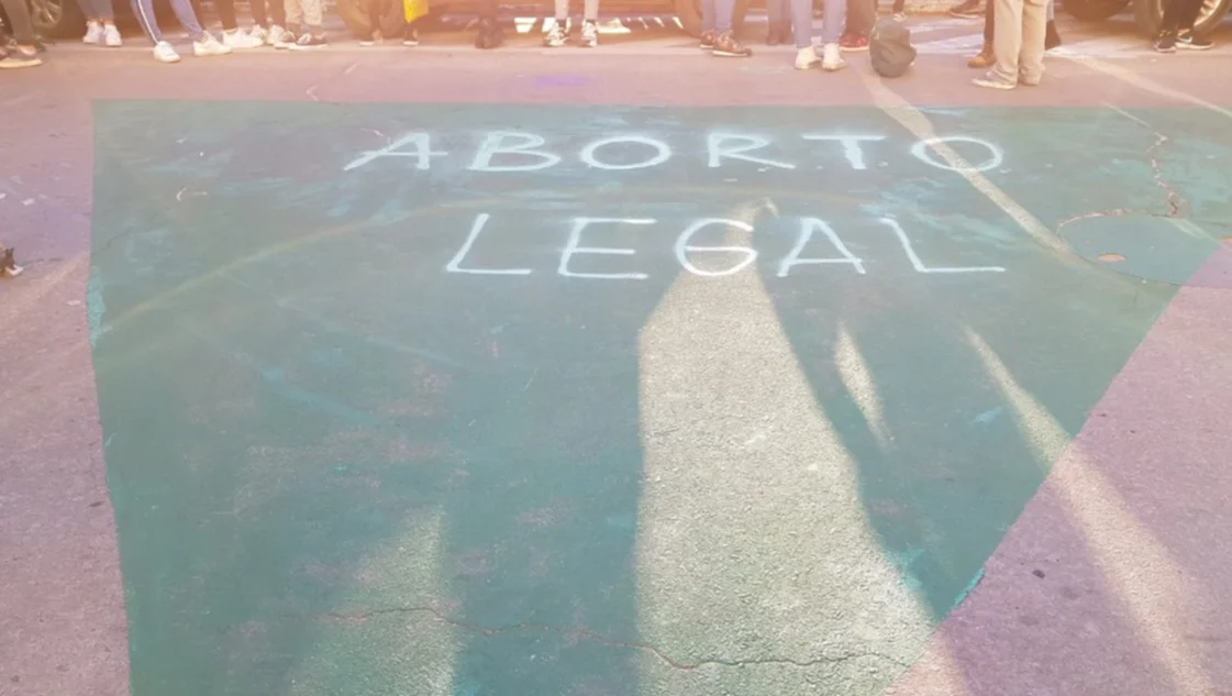 A días del tratado en el Senado, pintan frente a la Comuna el pañuelo verde del aborto A días del tratado en el Senado, pintan frente a la Comuna el pañuelo verde del aborto
