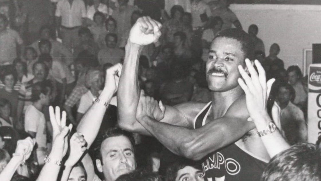 La noche que Elisha McSweeney, el extranjero de Olimpo, quemó las redes de Pacífico La noche que Elisha McSweeney, el extranjero de Olimpo, quemó las redes de Pacífico