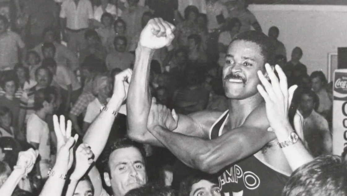 La noche que Elisha McSweeney, el extranjero de Olimpo, quemó las redes de Pacífico La noche que Elisha McSweeney, el extranjero de Olimpo, quemó las redes de Pacífico