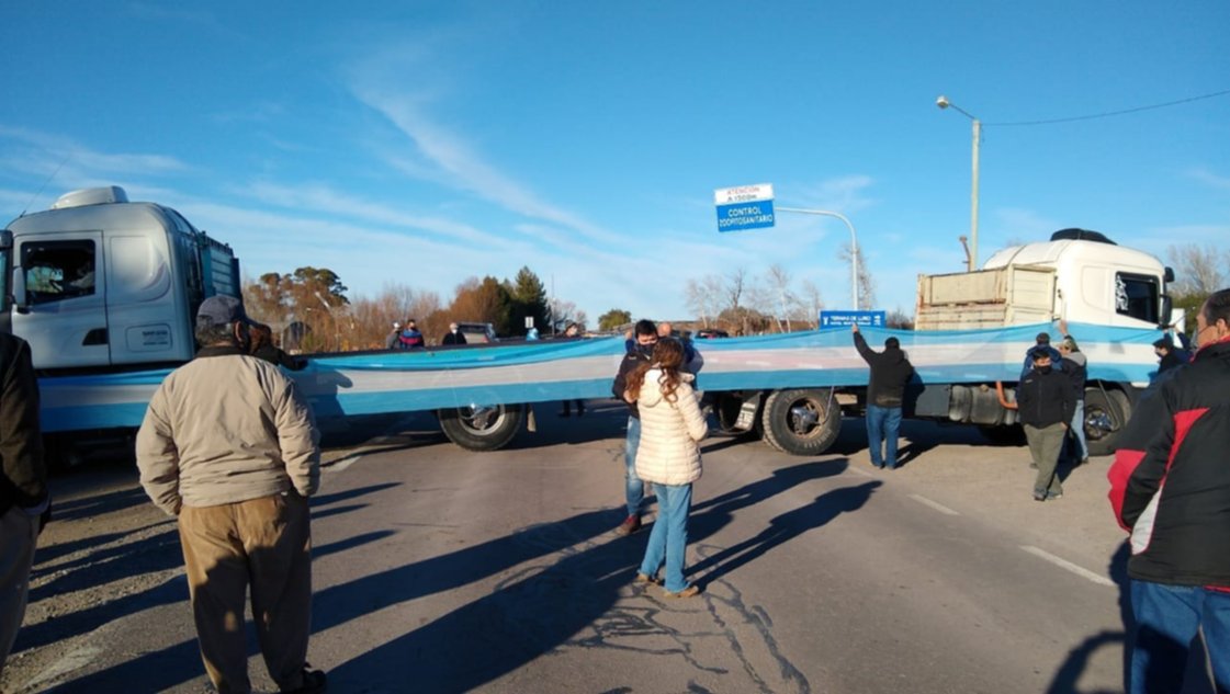 Corfo: los productores levantan por unas horas el corte de la ruta 3 Corfo: los productores levantan por unas horas el corte de la ruta 3
