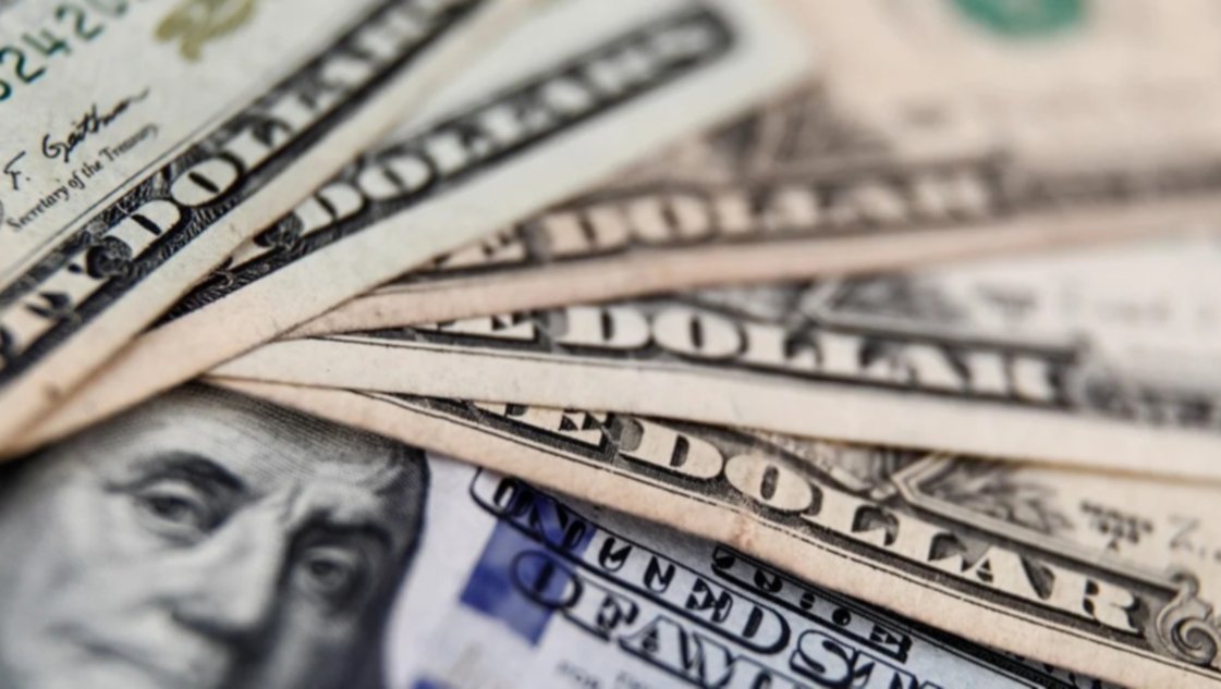 Se dispara el dólar blue: llegó a cotizar 280 pesos y luego retrocedió a 260 Se dispara el dólar blue: llegó a cotizar 280 pesos y luego retrocedió a 260