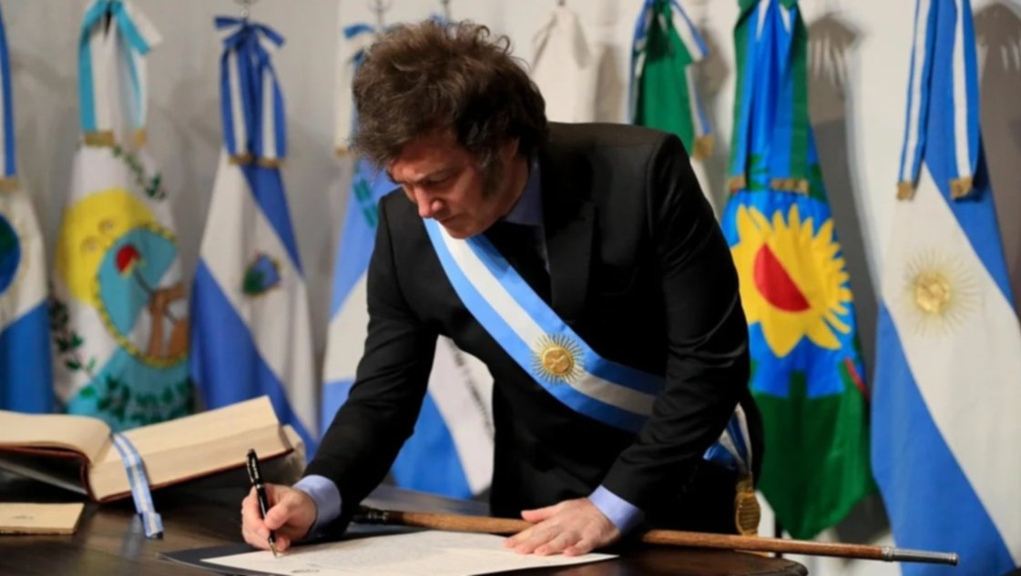 Milei firmó el Pacto de Mayo en la histórica Casa de Tucumán: "Vinimos acá a construir una nación"