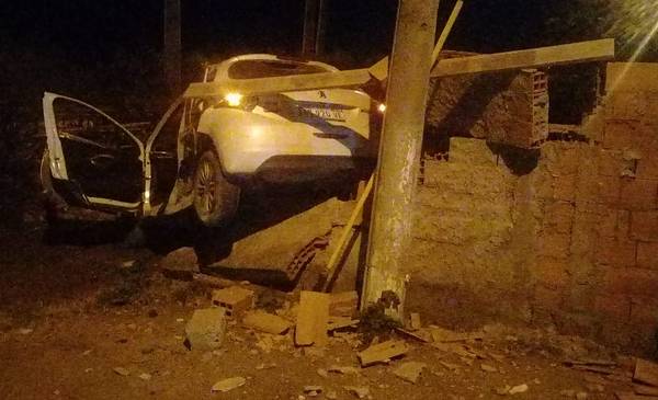 Perdió el control de su auto y chocó contra una casa - La Nueva