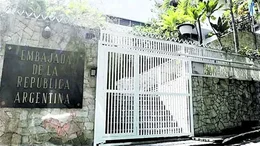 Venezuela: denuncian que encapuchados con armas quieren tomar la embajada argentina en Caracas