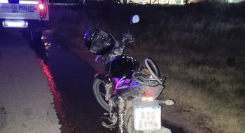Accidente en Grünbein: una motociclista embistió a un menor de 14 años que caminaba por la banquina
