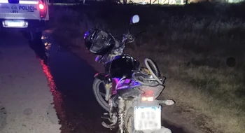 Accidente en Grünbein: una motociclista embistió a un menor de 14 años que caminaba por la banquina