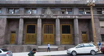 El Gobierno prepara un decreto para disolver Vialidad Nacional y transferir el control del tránsito a la Gendarmería