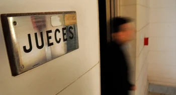 Condenan a instrumentadora y enfermera por olvidarse una gasa dentro de una paciente