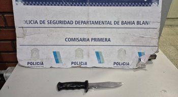 Sospechó de sus pasajeros, activó el botón de pánico y hallaron un cuchillo