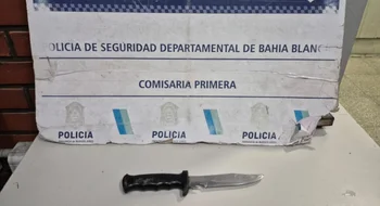 Sospechó de sus pasajeros, activó el botón de pánico y hallaron un cuchillo