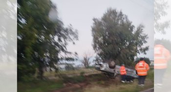 Villa Hipódromo: una camioneta perdió el control y volcó sobre la banquina