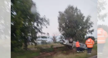 Villa Hipódromo: una camioneta perdió el control y volcó sobre la banquina