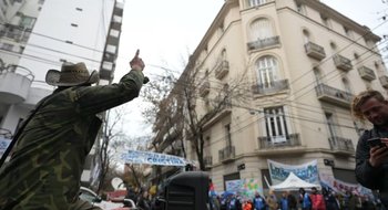 Un vecino de CFK puso un discurso de Milei a todo volumen, los militantes lo insultaron e intervino la Policía