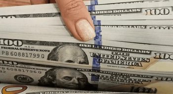 Fuerte salto del dólar: a cuánto cerraron este lunes todas las cotizaciones en Bahía Blanca