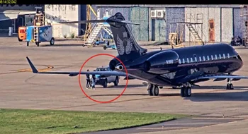Revelan que 10 valijas que trajo un avión de un empresario cercano al Gobierno entraron al país sin control