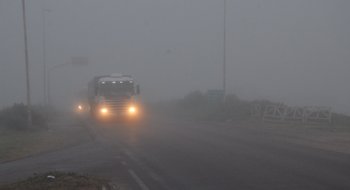 Atención al tránsito: alerta por niebla en Bahía y todo el Sudoeste Bonaerense