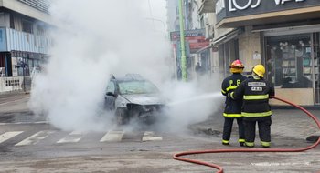 Se prendió fuego un automóvil en pleno centro bahiense