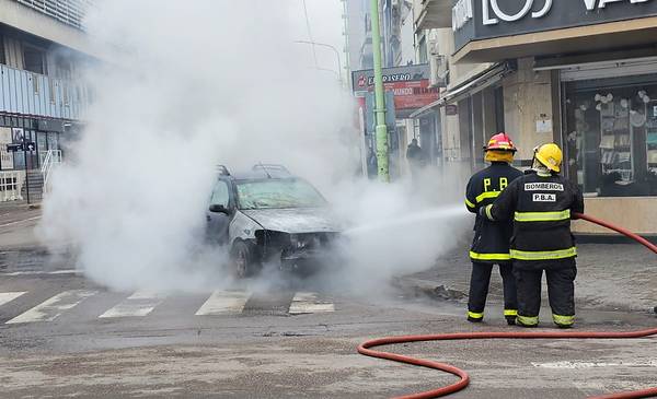 Se prendió fuego un automóvil en pleno centro bahiense - La Nueva