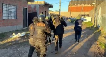 Un jubilado recibió a los tiros a la policía durante un allanamiento y lo mataron
