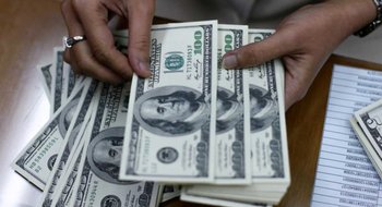 El dólar, imparable: superó la barrera de los $1.300