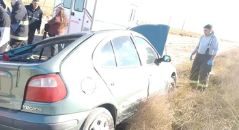 Una docente volcó cerca de Bahía San Blas, destruyó su auto y no le pasó nada