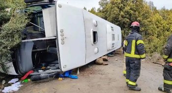 Impactante vuelco de un micro con 44 turistas en la ruta a Villa Traful: hay 20 heridos, 5 de gravedad