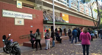 Detuvieron a la mamá y a la abuela de un nene por clavarle una birome al director de una escuela